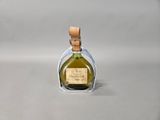 petite bouteille d'huile d'olive avec un bouchon en liège