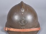 un vieux casque militaire muni d'un bandeau en cuir, sur fond blanc