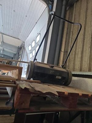 une machine posée sur une table dans une pièce