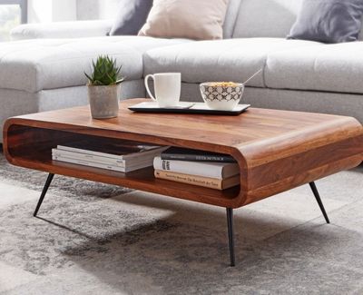 une table basse avec un livre dans un salon