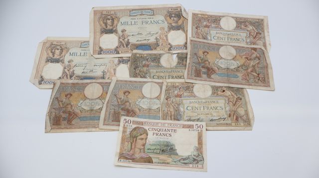 Neuf billets de banque Français, en l’état (déchirures et manques...