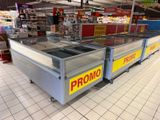 une vitrine au milieu d'une épicerie