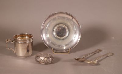 une assiette en argent et une tasse en argent posées sur une table