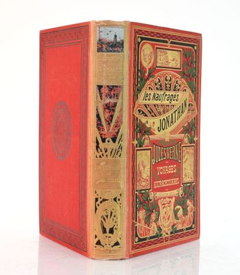 un livre rouge posé sur une surface blanche