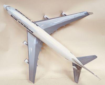 une maquette d'avion posée sur une table