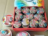 plusieurs boîtes de glaces aux saveurs variées dans un carton
