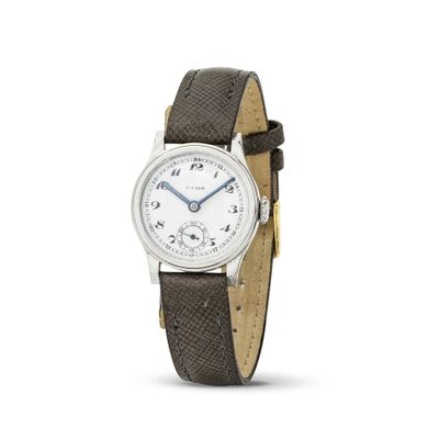 gros plan d'une montre-bracelet sur fond blanc
