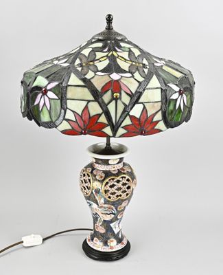 une photo d'une lampe de table surmontée d'un abat-jour en vitrail