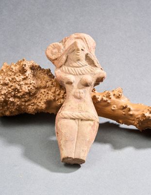 une image représentant une figurine de femme tenant une branche d'arbre