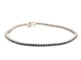 un bracelet tennis en diamants noirs et blancs sur fond blanc