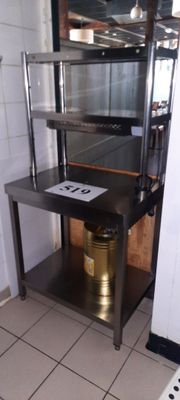 une image d'une cuisine avec une cuisinière et un four