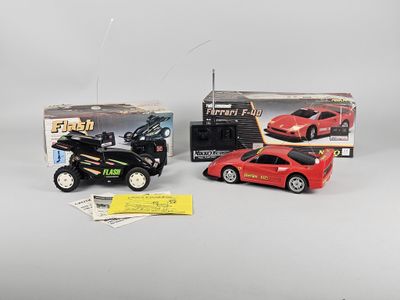 deux petites voitures et une voiture télécommandée dans une boîte