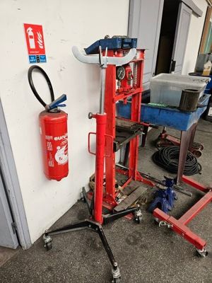 Ensemble comprenant : un vérin de fosse, deux chandelles et …