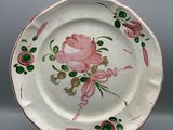 une assiette blanche ornée d'une fleur rose