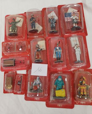 de nombreuses figurines encore dans leur emballage