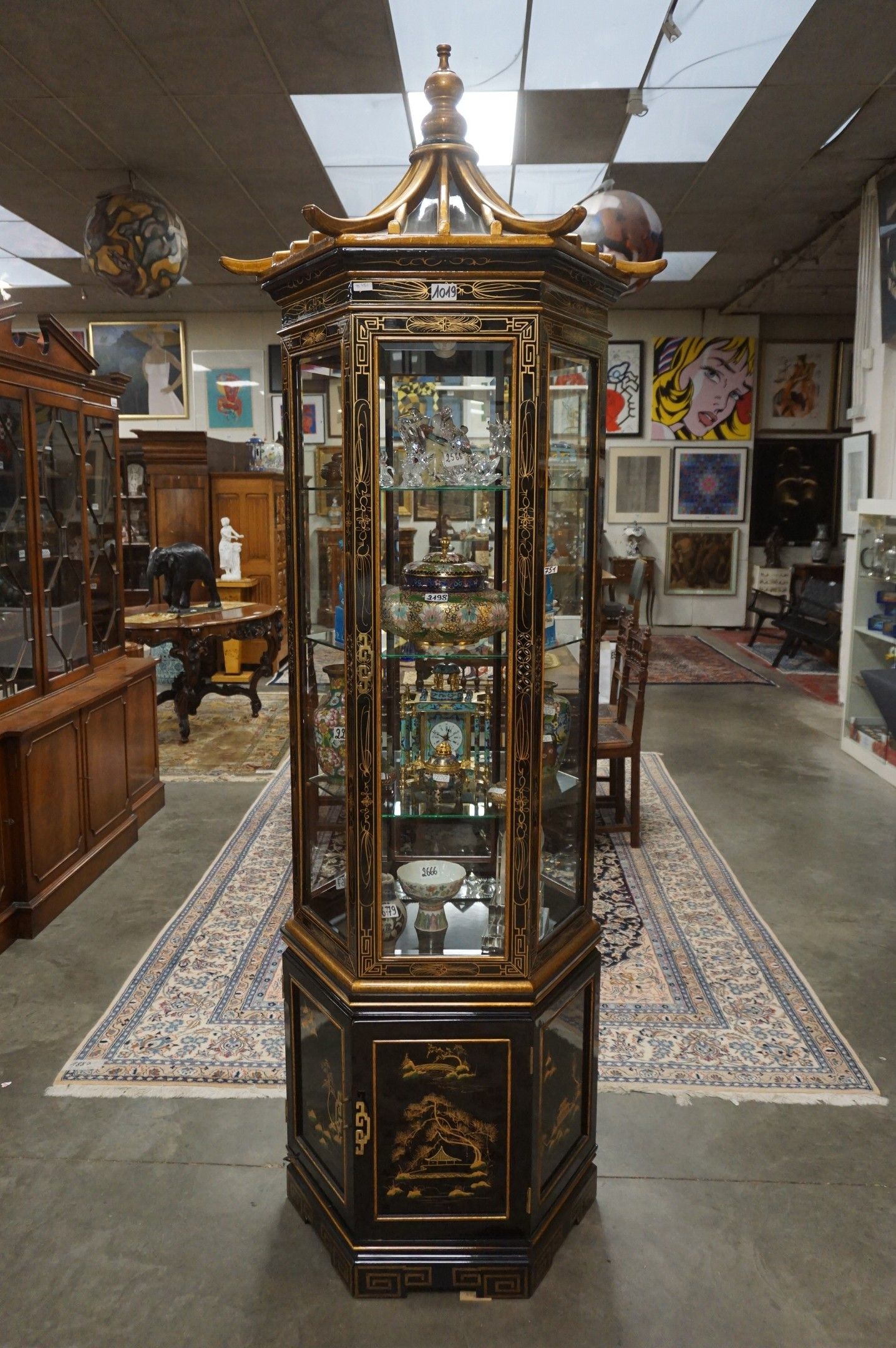 Belle vitrine vintage hexagonale avec toit en pagode - laque…