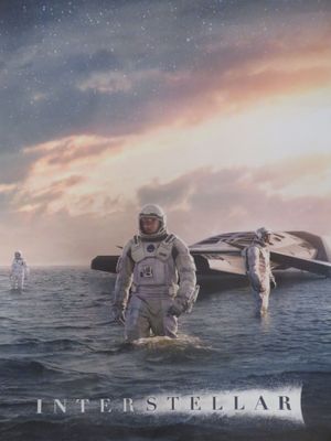 un homme en combinaison spatiale, debout dans l'eau