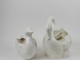 deux vases blancs posés l'un à côté de l'autre sur une surface blanche