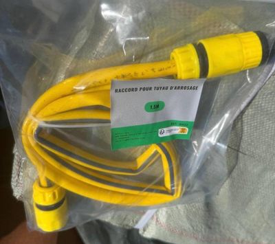 un tuyau jaune qui se trouve dans un sac en plastique