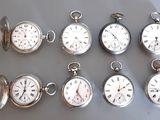 de nombreux modèles différents de montres de poche posés sur une table