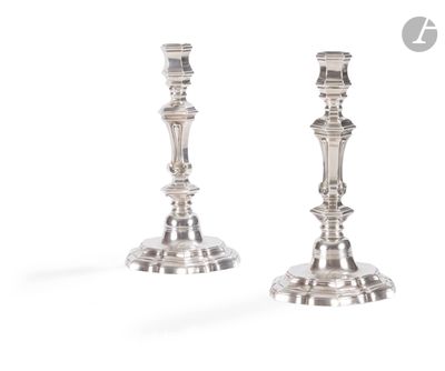 paire de chandeliers en argent sur fond blanc