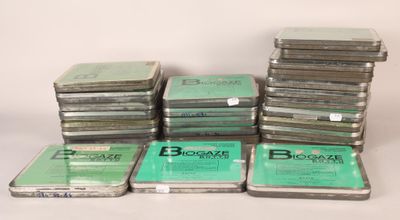 une pile de cassettes empilées les unes sur les autres