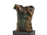 statue représentant le torse d'une femme, posée sur un socle en marbre, sur fond blanc