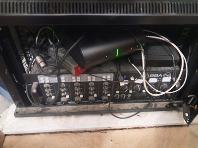 un ensemble d'équipements électroniques rangés dans une armoire