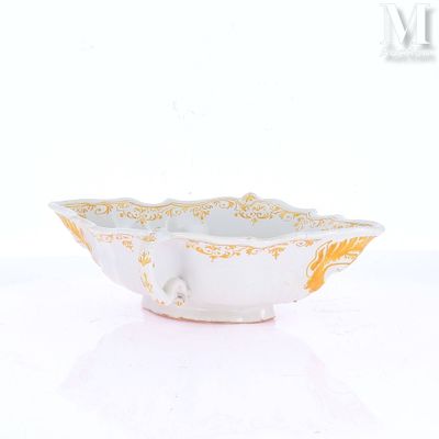 un bol blanc orné d'un motif doré