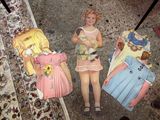 trois petites filles qui se tiennent côte à côte
