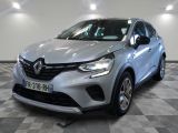 une voiture argentée garée dans une pièce au sol en damier