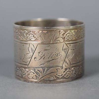 une photo d'une bague en argent sur laquelle est gravé un nom