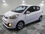 la photo d'une voiture blanche garée dans un garage