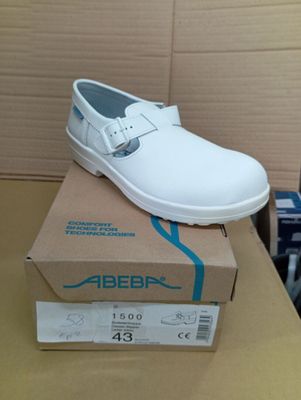 une chaussure blanche posée sur une boîte