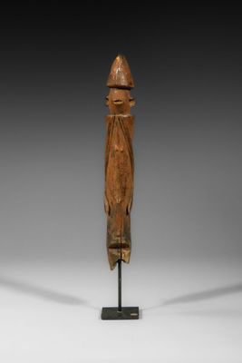 une photo d'une sculpture en bois représentant un poisson posée sur un socle