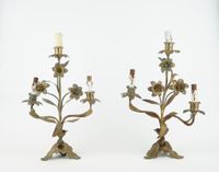 Paire de flambeaux en bronze doré à décor floral