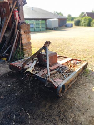 a small machine that is sitting on the ground