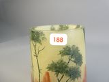 un vase en verre orné d'une image représentant un paysage de montagne