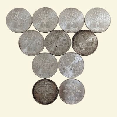 un lot de pièces de monnaie posées sur une table