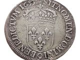 Gros plan sur une pièce d'argent ornée d'une couronne