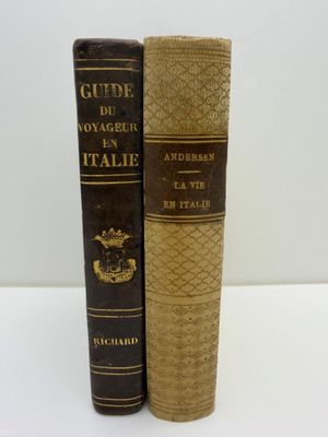 deux vieux livres posés l'un sur l'autre sur une table