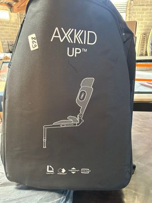 un sac à dos noir sur lequel est représentée une chaise