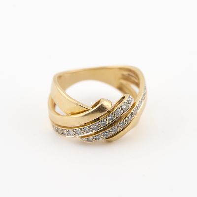 une bague en or jaune avec des diamants sur fond blanc