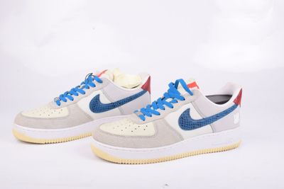 La Nike Air Force 1 Low est disponible en blanc, bleu et rouge