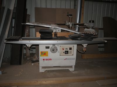 a machine that is sitting on a table in a room