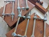 un grand nombre d'outils posés sur une table