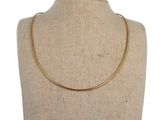 gros plan d'un torse de mannequin portant un collier