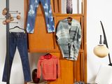 une photo représentant un portant avec des vêtements et une chaise