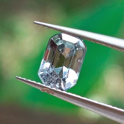 un diamant tenu par une paire de pinces
