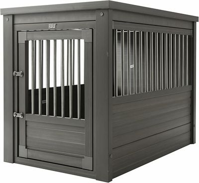 La cage pour chien est en bois et possède une porte en métal.